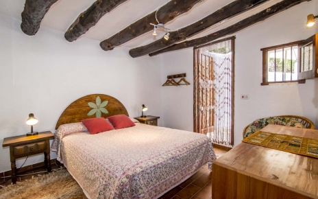 Dormitorio con puertas que se abren a terrazas